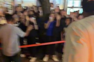 享受胜利！赛后甜茶和凯莉·詹娜与尼克斯啦啦队一起开心庆祝！