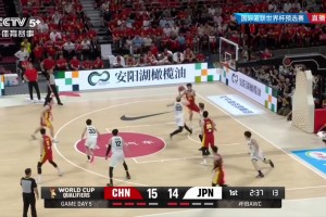 这球帅啊杨瀚森挡拆顺下接球！转身丝滑勾手打进！